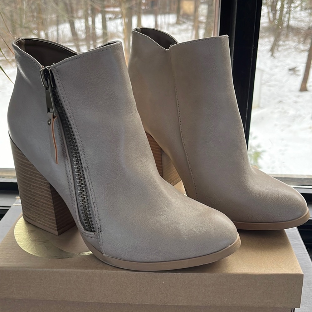 Cream boot heel size 10 women very comfortable
